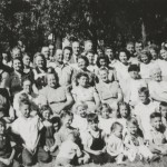 Brewster Reunion (c1945?) Seated in middle, L to R: Ruth Brewster, Hazel Brewster, Gertrude (Brewster) Miller, Alpha (Brewster) Derrickson, ?, ?, Pearl Brewster, ?. Maybe Ann Miller Kosier in front of Alpha? Photo courtesy of Brian Brewster.