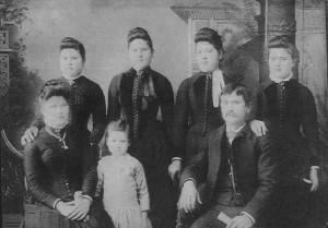 Children of Friedrich & Elisabeth (Schumm) Schinnerer. Back: Hannah, Lizzie, Sophie, Emma. Front: Clara, Mollie, Henry.